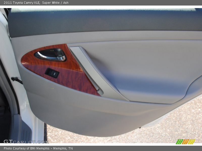 Super White / Ash 2011 Toyota Camry XLE