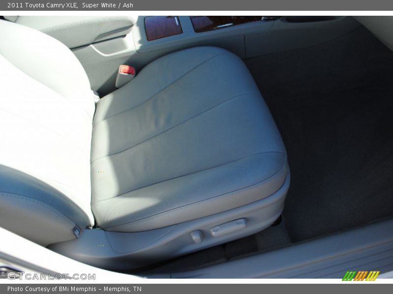 Super White / Ash 2011 Toyota Camry XLE