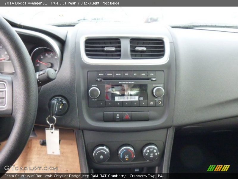 True Blue Pearl / Black/Light Frost Beige 2014 Dodge Avenger SE
