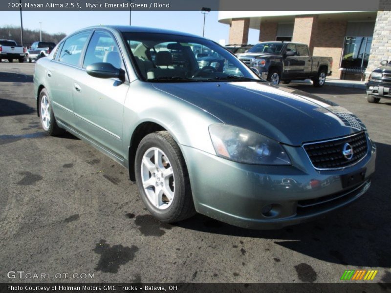 Front 3/4 View of 2005 Altima 2.5 S