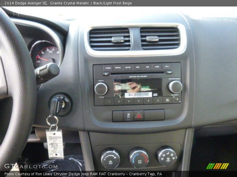 Granite Crystal Metallic / Black/Light Frost Beige 2014 Dodge Avenger SE