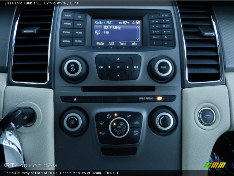 Oxford White / Dune 2014 Ford Taurus SE