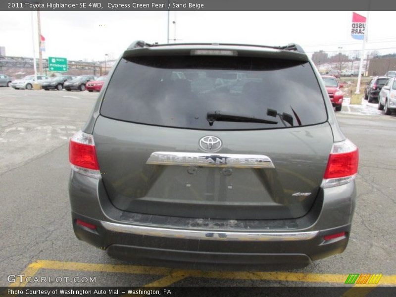 Cypress Green Pearl / Sand Beige 2011 Toyota Highlander SE 4WD