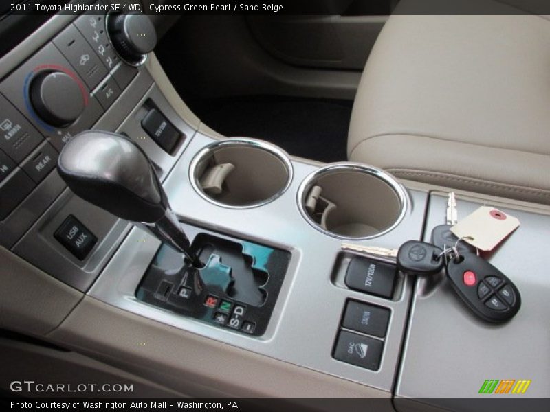 Cypress Green Pearl / Sand Beige 2011 Toyota Highlander SE 4WD
