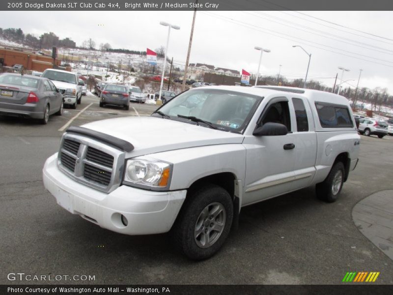 Front 3/4 View of 2005 Dakota SLT Club Cab 4x4