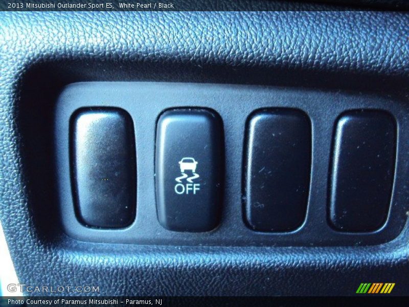 White Pearl / Black 2013 Mitsubishi Outlander Sport ES