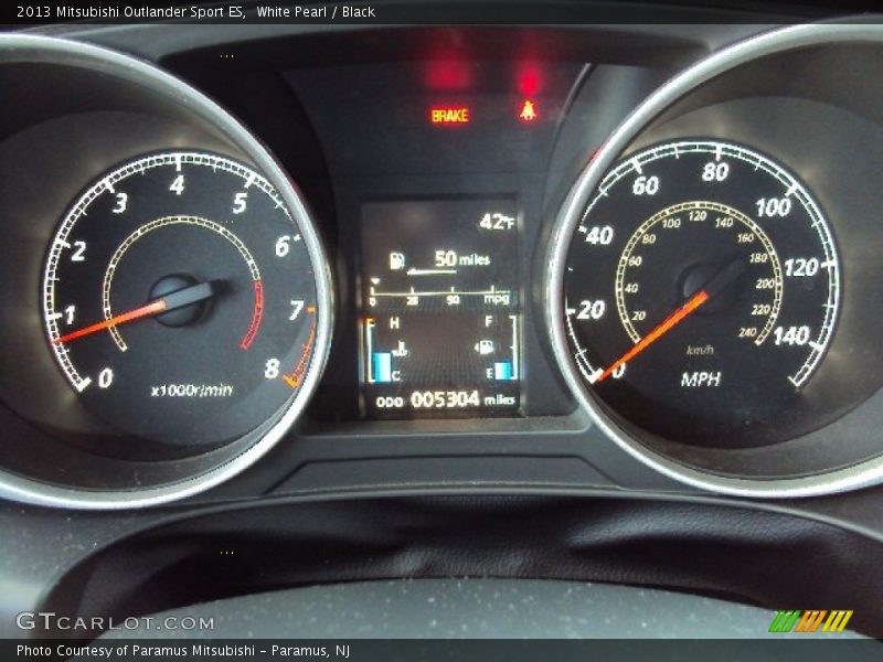 White Pearl / Black 2013 Mitsubishi Outlander Sport ES