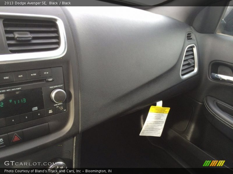 Black / Black 2013 Dodge Avenger SE