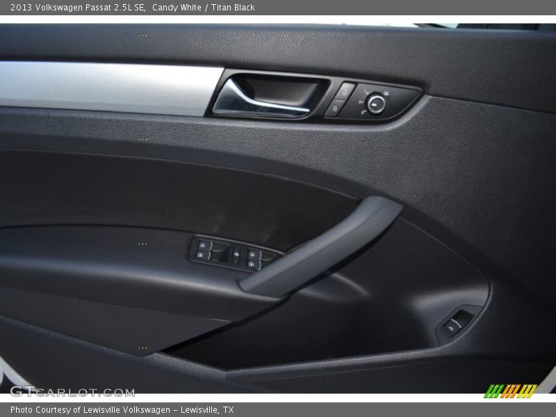 Candy White / Titan Black 2013 Volkswagen Passat 2.5L SE