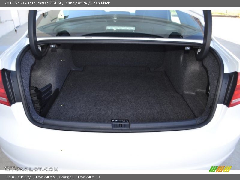 Candy White / Titan Black 2013 Volkswagen Passat 2.5L SE