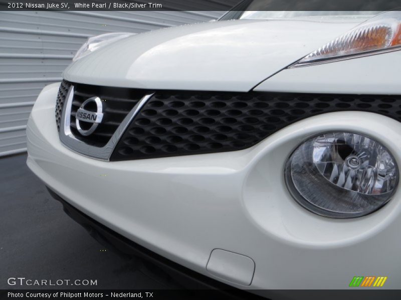 White Pearl / Black/Silver Trim 2012 Nissan Juke SV