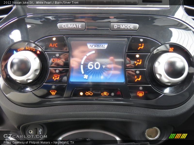 White Pearl / Black/Silver Trim 2012 Nissan Juke SV