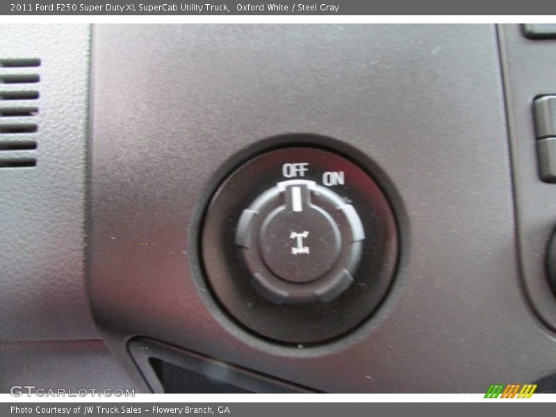 Oxford White / Steel Gray 2011 Ford F250 Super Duty XL SuperCab Utility Truck
