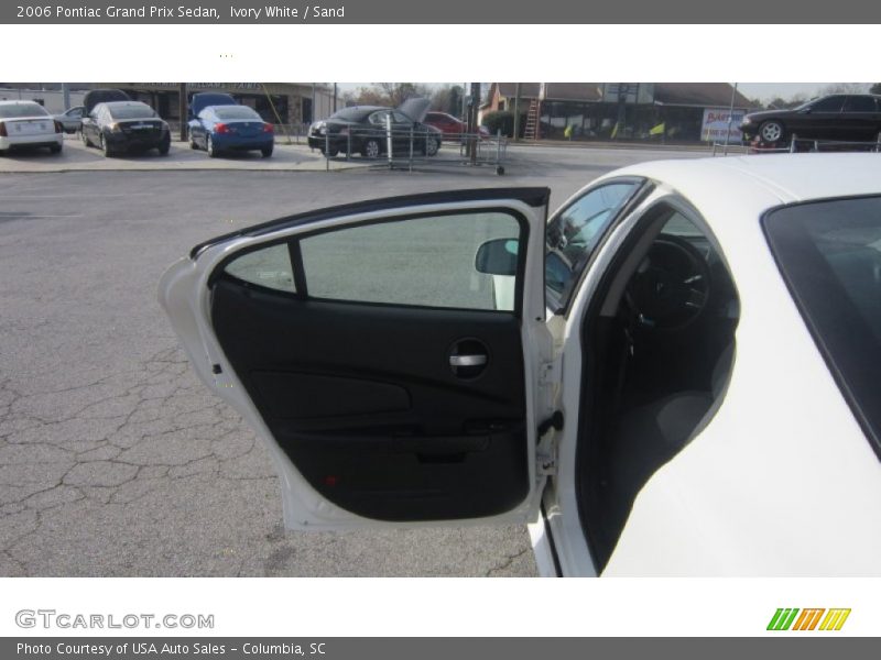 Ivory White / Sand 2006 Pontiac Grand Prix Sedan