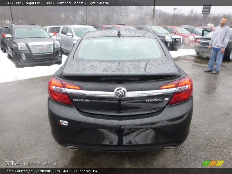 Black Diamond Tricoat / Light Neutral 2014 Buick Regal FWD