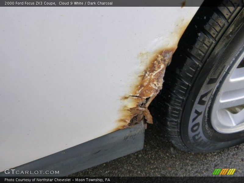 Cloud 9 White / Dark Charcoal 2000 Ford Focus ZX3 Coupe