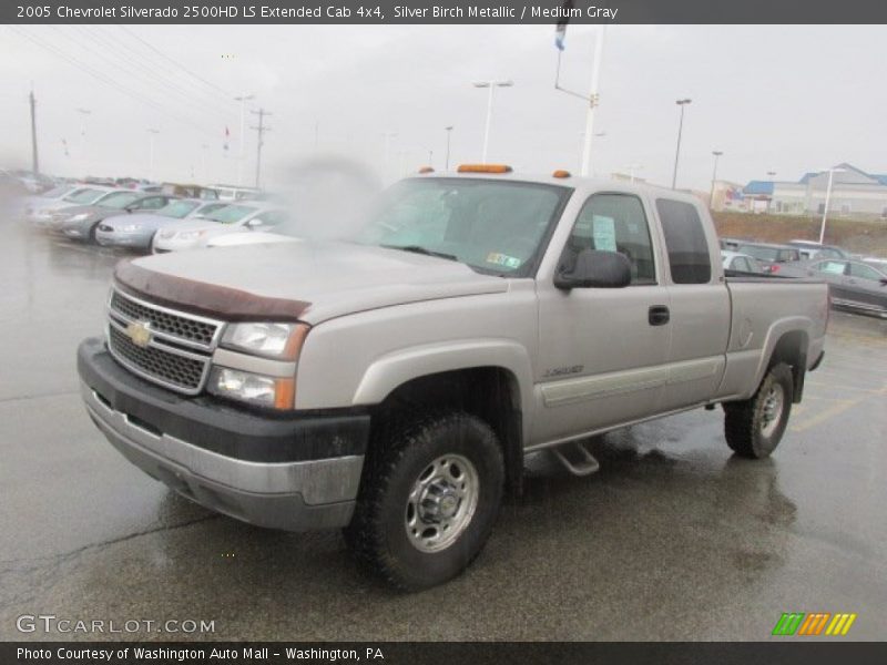 Front 3/4 View of 2005 Silverado 2500HD LS Extended Cab 4x4
