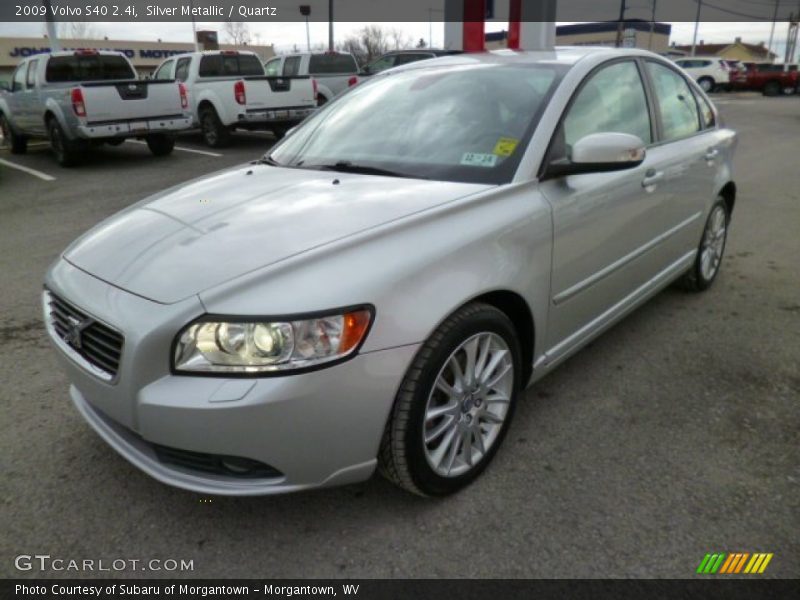 Front 3/4 View of 2009 S40 2.4i