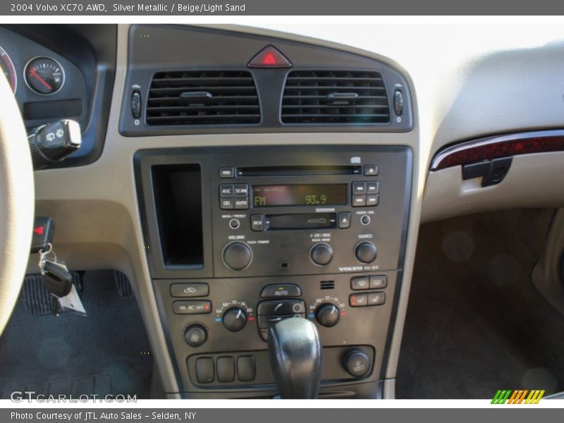 Silver Metallic / Beige/Light Sand 2004 Volvo XC70 AWD