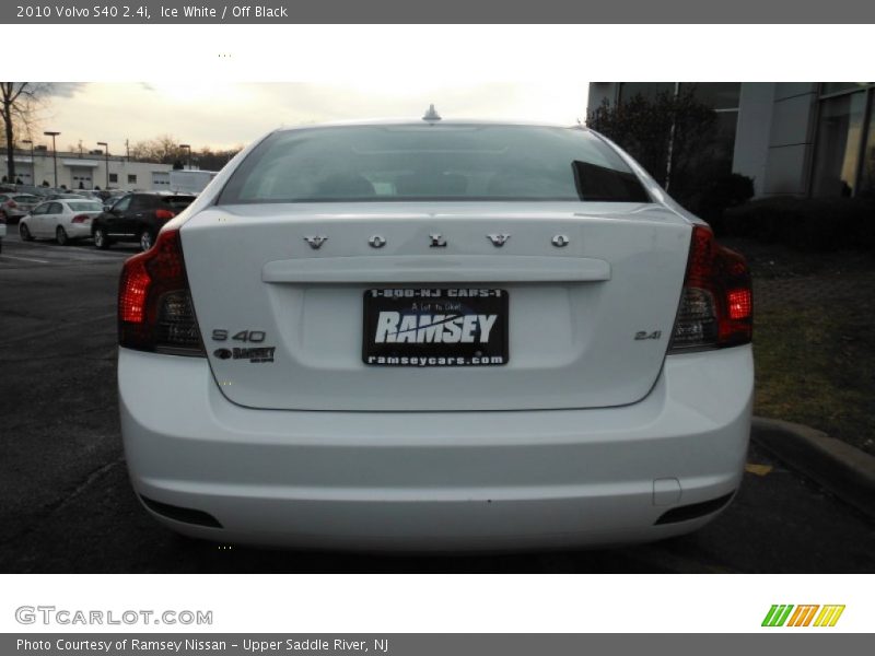 Ice White / Off Black 2010 Volvo S40 2.4i