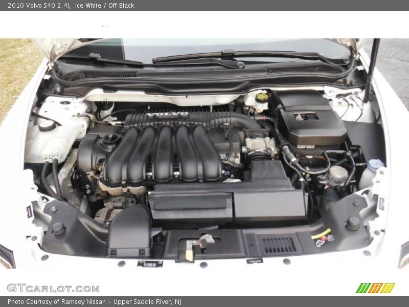 Ice White / Off Black 2010 Volvo S40 2.4i