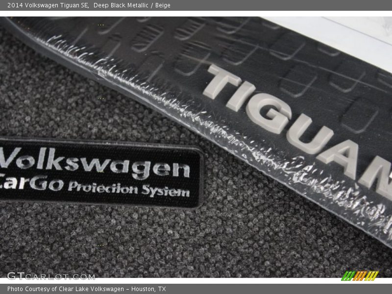 Deep Black Metallic / Beige 2014 Volkswagen Tiguan SE