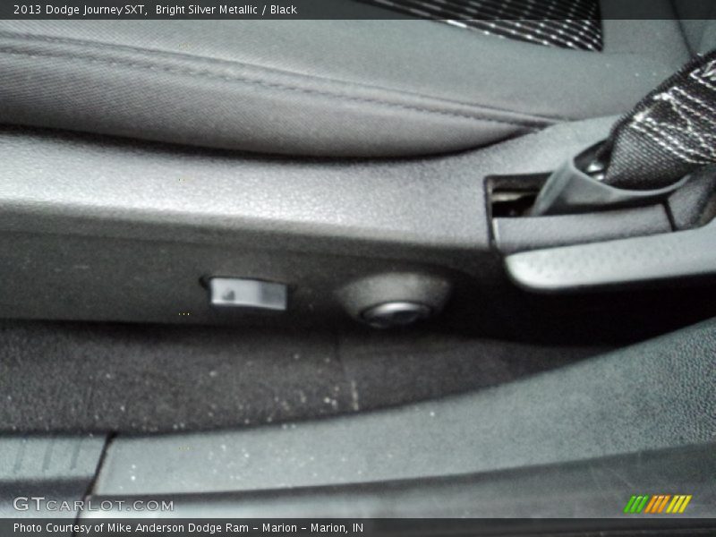 Bright Silver Metallic / Black 2013 Dodge Journey SXT