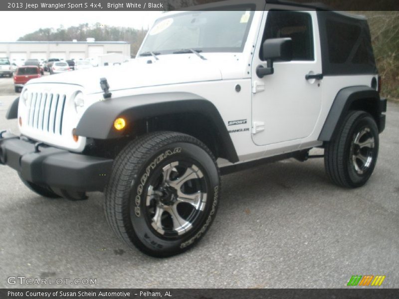Bright White / Black 2013 Jeep Wrangler Sport S 4x4