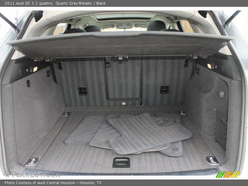  2011 Q5 3.2 quattro Trunk