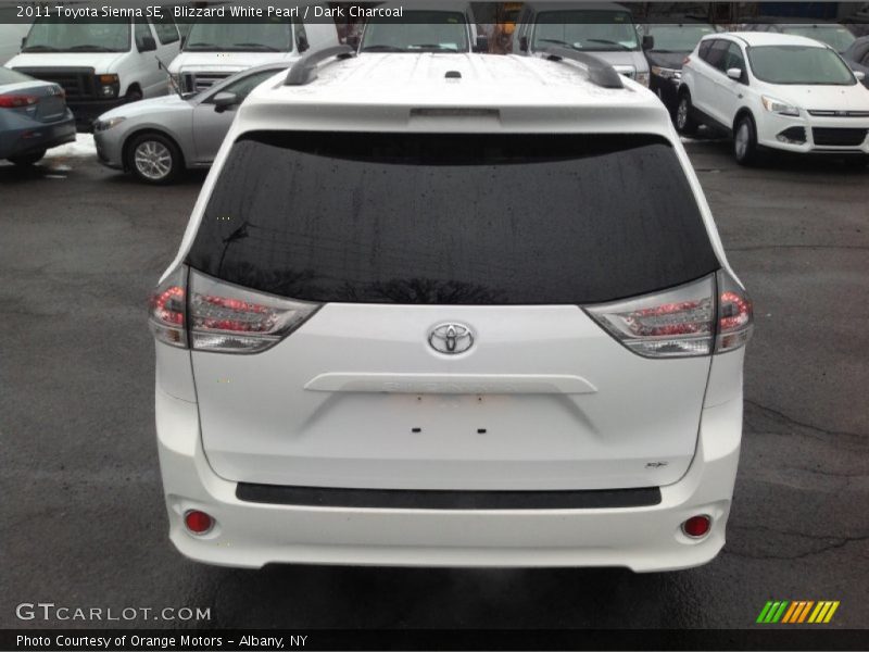 Blizzard White Pearl / Dark Charcoal 2011 Toyota Sienna SE