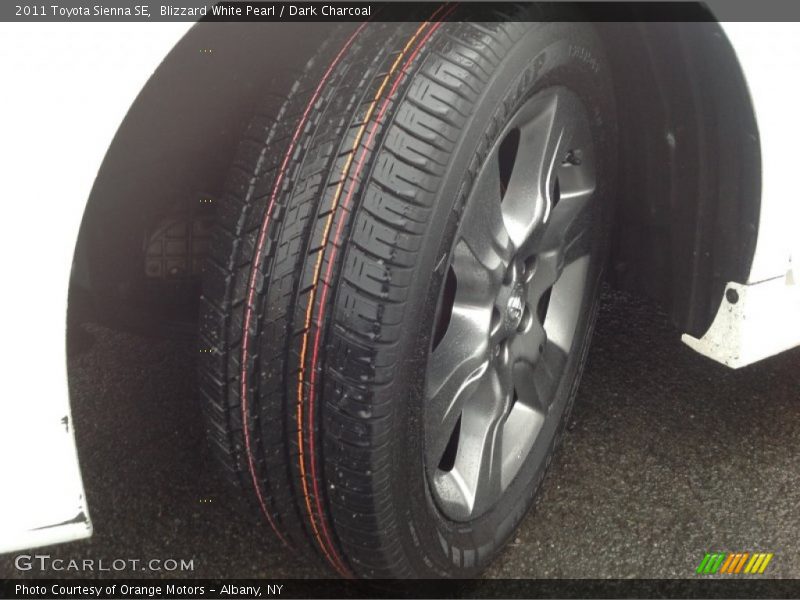 Blizzard White Pearl / Dark Charcoal 2011 Toyota Sienna SE