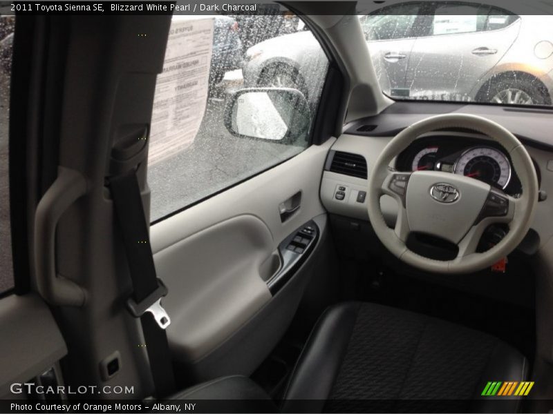 Blizzard White Pearl / Dark Charcoal 2011 Toyota Sienna SE