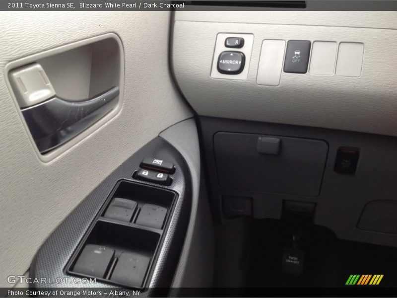 Blizzard White Pearl / Dark Charcoal 2011 Toyota Sienna SE