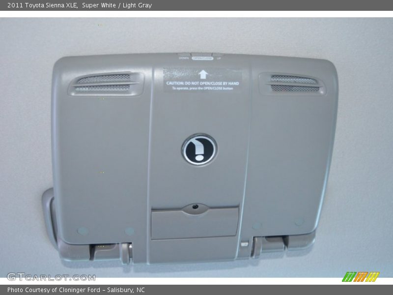 Super White / Light Gray 2011 Toyota Sienna XLE