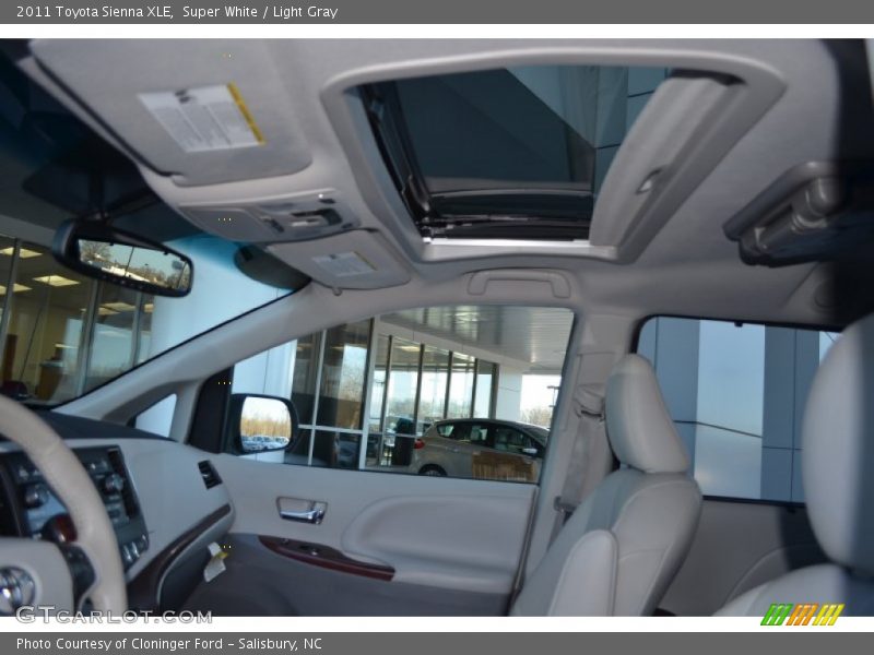 Super White / Light Gray 2011 Toyota Sienna XLE