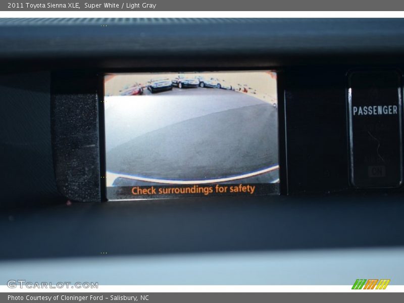 Super White / Light Gray 2011 Toyota Sienna XLE