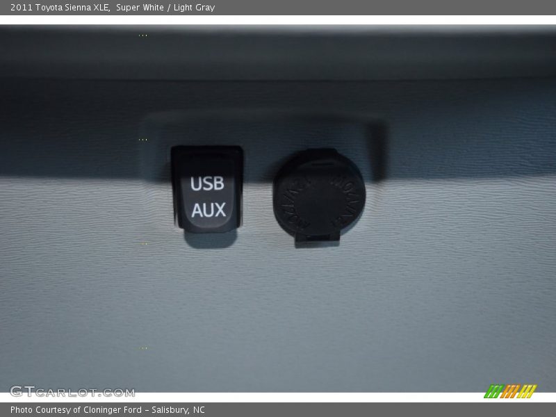 Super White / Light Gray 2011 Toyota Sienna XLE