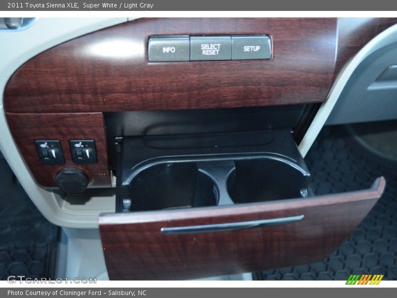 Super White / Light Gray 2011 Toyota Sienna XLE