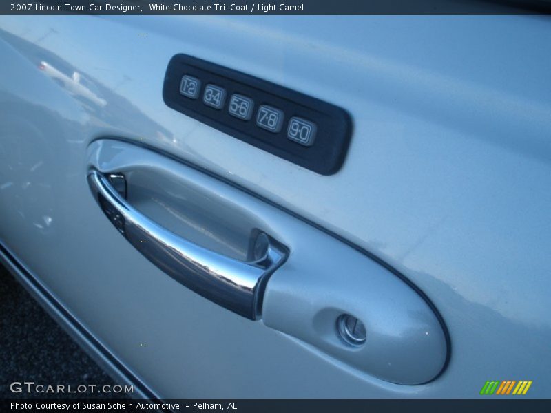 White Chocolate Tri-Coat / Light Camel 2007 Lincoln Town Car Designer