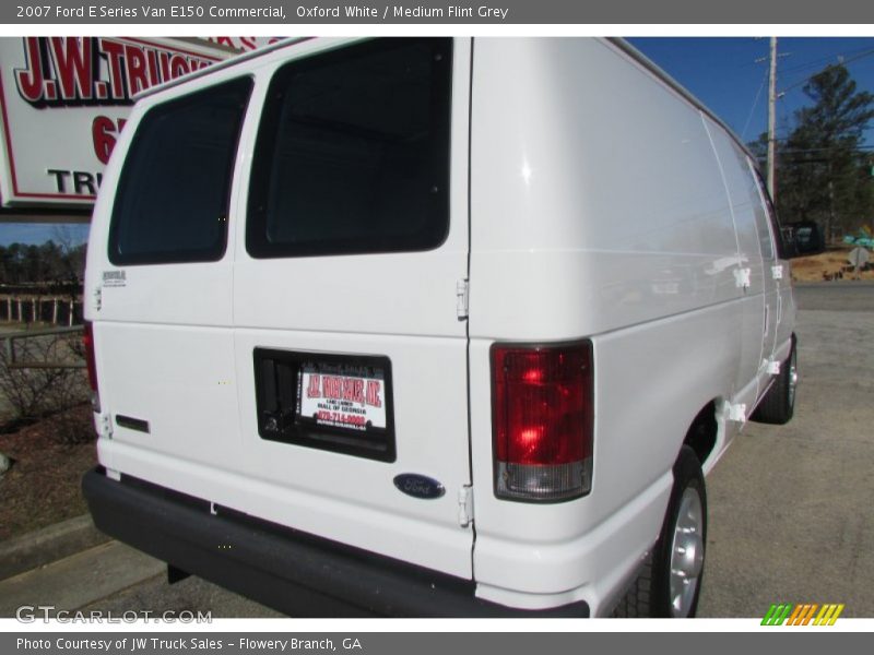 Oxford White / Medium Flint Grey 2007 Ford E Series Van E150 Commercial