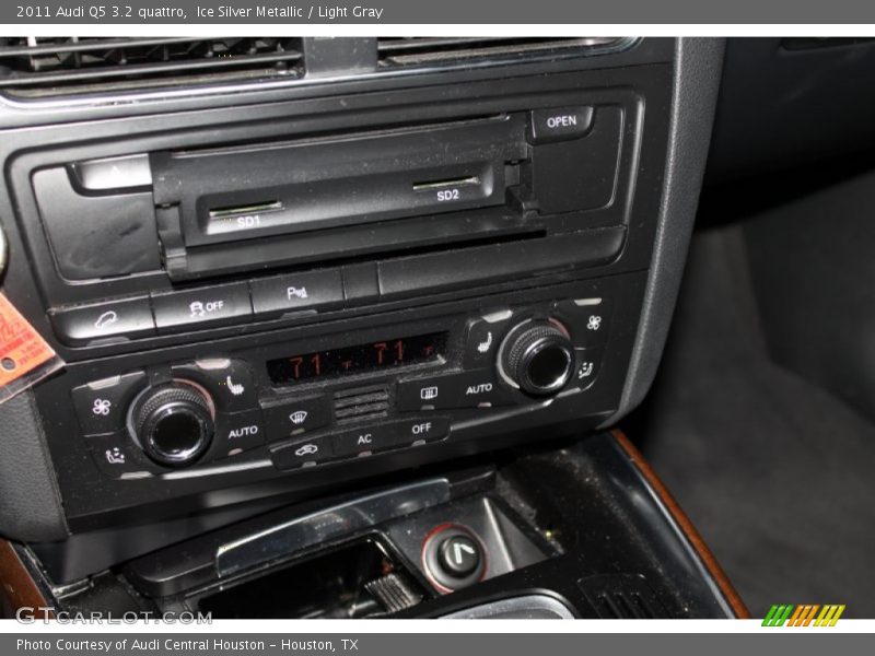 Ice Silver Metallic / Light Gray 2011 Audi Q5 3.2 quattro