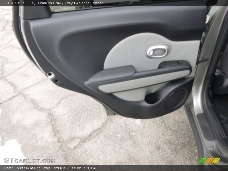 Titanium Gray / Gray Two-tone Leather 2014 Kia Soul 1.6