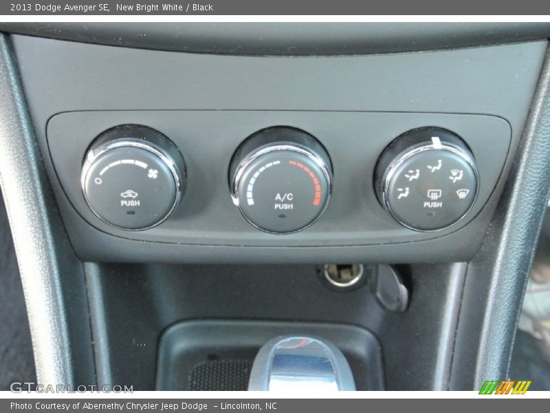 New Bright White / Black 2013 Dodge Avenger SE