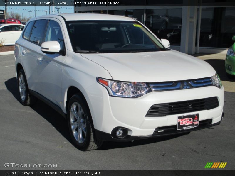 Diamond White Pearl / Black 2014 Mitsubishi Outlander SE S-AWC