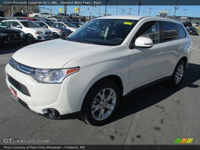 Diamond White Pearl / Black 2014 Mitsubishi Outlander SE S-AWC