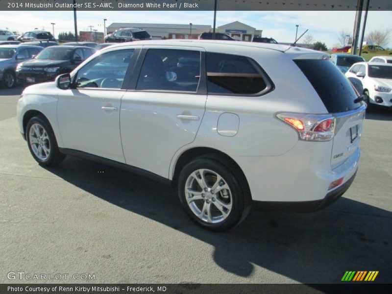 Diamond White Pearl / Black 2014 Mitsubishi Outlander SE S-AWC