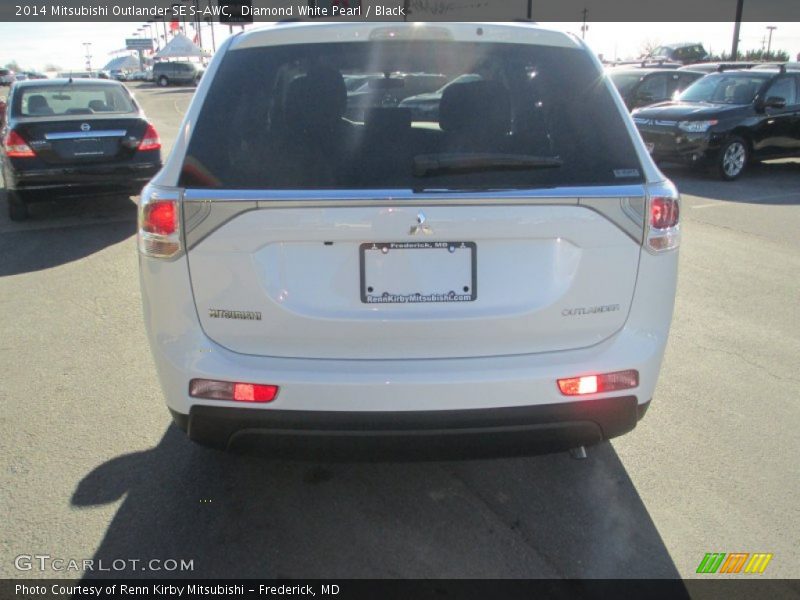 Diamond White Pearl / Black 2014 Mitsubishi Outlander SE S-AWC