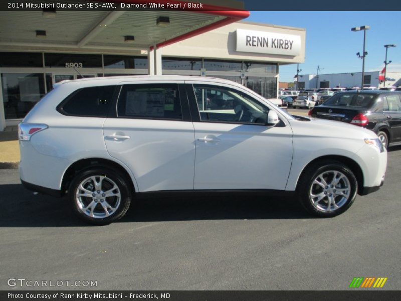 Diamond White Pearl / Black 2014 Mitsubishi Outlander SE S-AWC