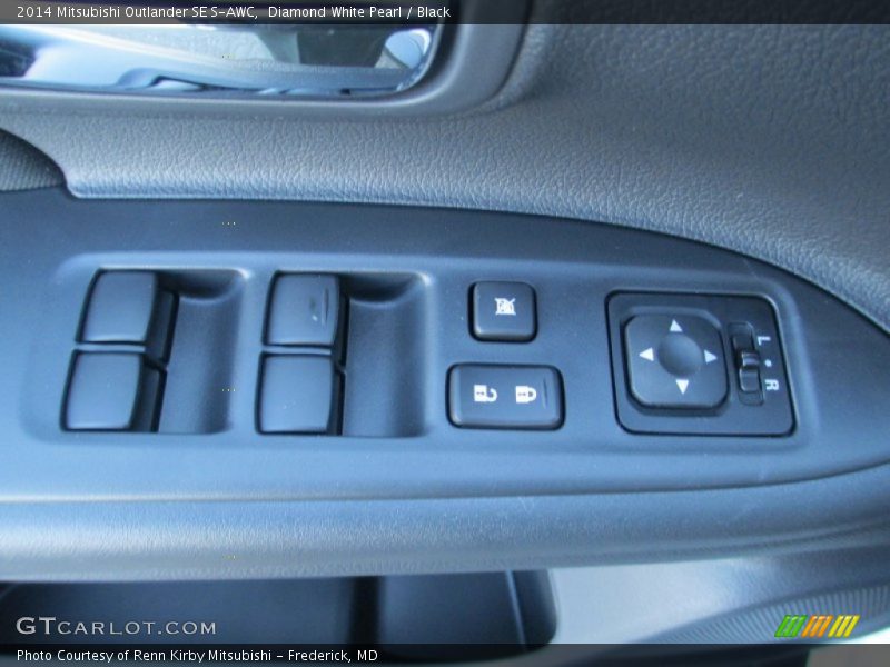 Diamond White Pearl / Black 2014 Mitsubishi Outlander SE S-AWC