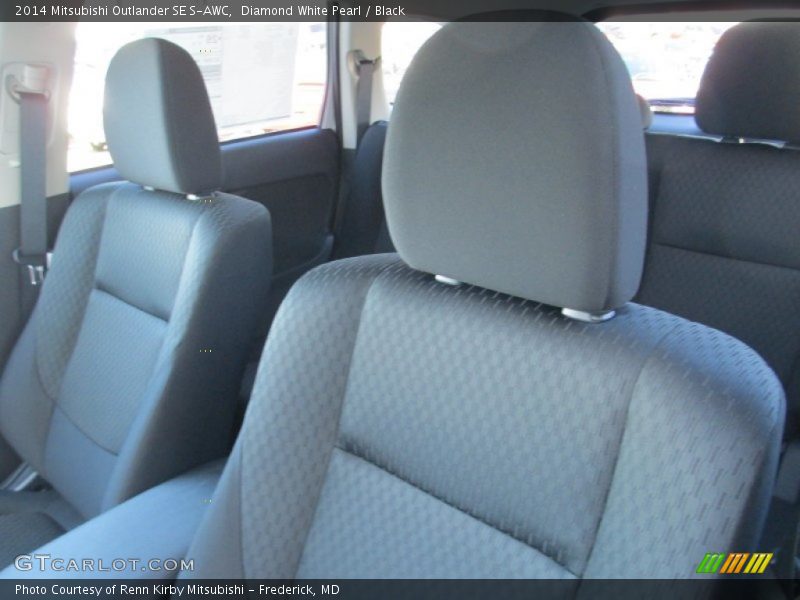 Diamond White Pearl / Black 2014 Mitsubishi Outlander SE S-AWC